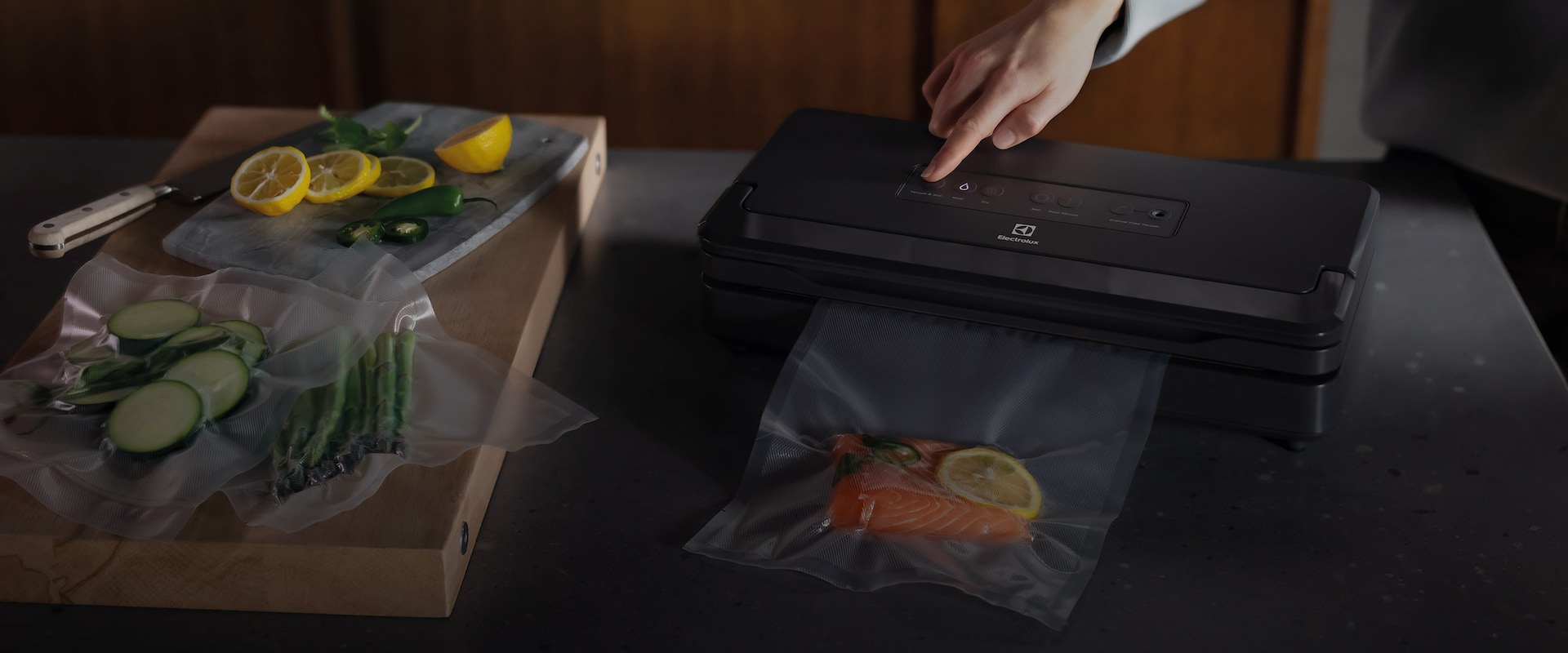 Vakuumpakker med vakuumforseglet laksebit